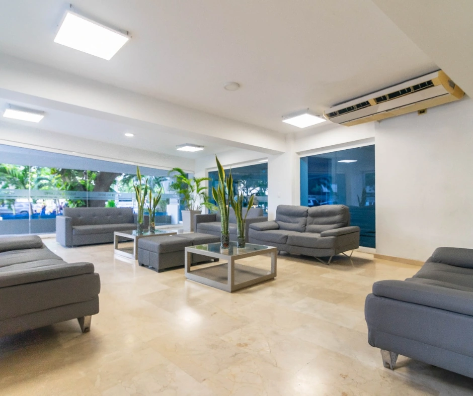 Amplitud y comodidad de la sala de recibo del Edificio Poseidón del Caribe, Sector El Laguito