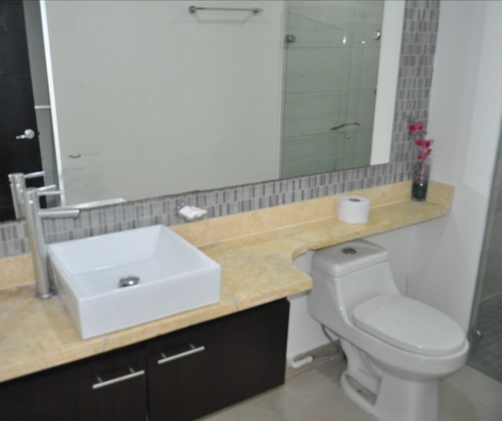 Baño de la habitación auxiliar del alquiler de apartamentos Palmetto Cartagena frente al mar