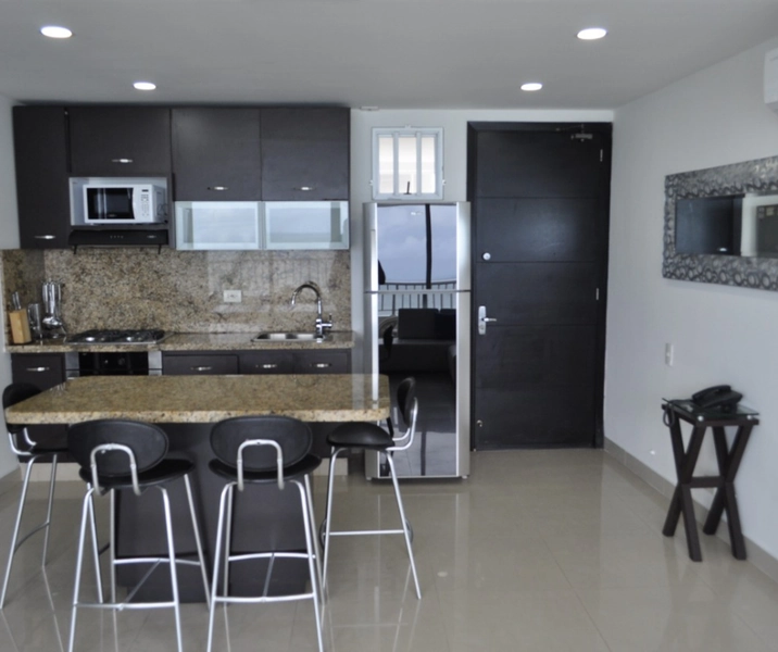 Cocina con mesón americano del alquiler de apartamentos Palmetto Cartagena frente al mar