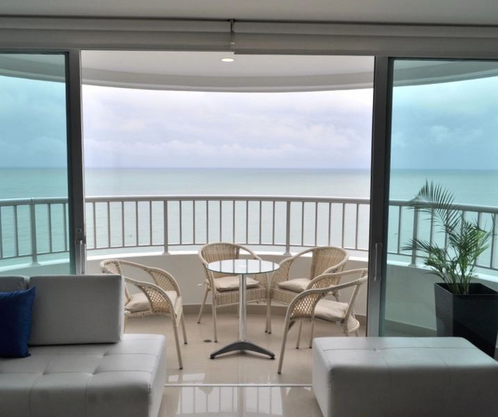 Vista desde la sala del balcón con la maravillosa vista al mar del alquiler de apartamentos Palmetto Cartagena frente al mar