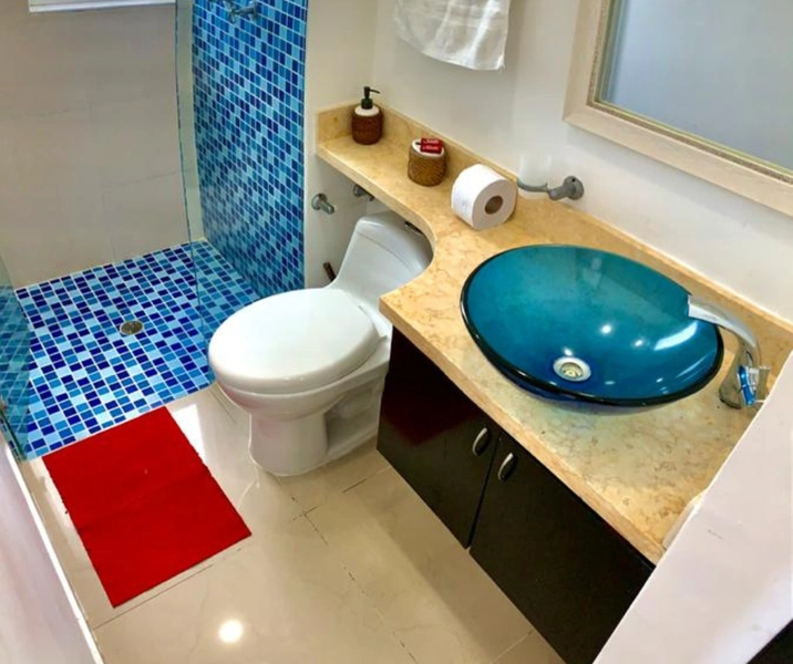 Baño de la alcoba auxiliar del del alojamiento frente al mar. Apartamento 601 Edificio Palmetto Cartagena