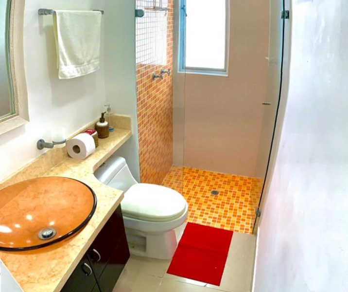 Baño de la alcoba principal del alojamiento frente al mar. Apartamento 601 Edificio Palmetto Cartagena