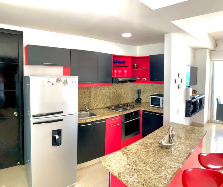 Cocina equipada del del alojamiento frente al mar. Apartamento 601 Edificio Palmetto Cartagena