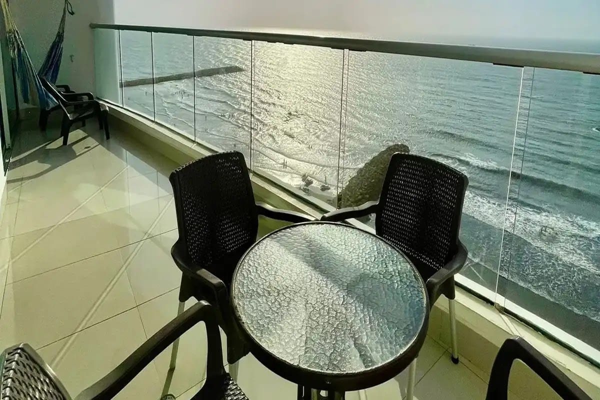 Balcón con mesas y sillas para atardeceres apartamento aesthetic en cartagena, 1602 edificio Palmetto Beach