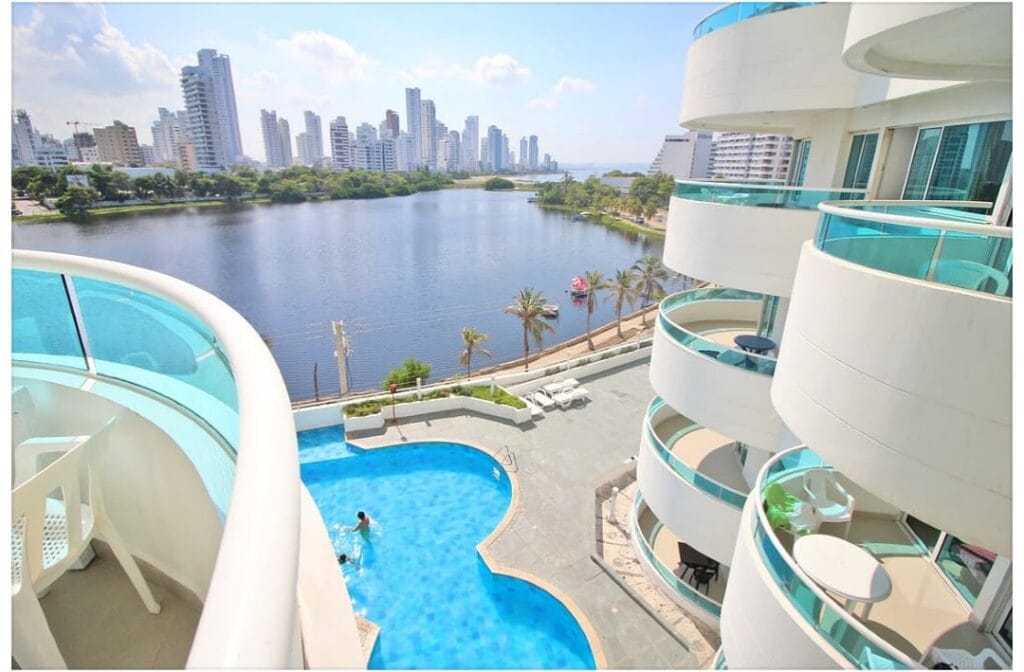 Edificio Vacacional Torres del Lago, ubicado predominante en el Laguito siendo vecino del Hotel Hilton CArtagena.