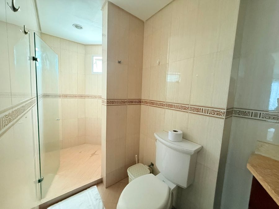 Baño del Apartamento Una Alcoba Laguito Edificio Torres del Lago unidad 404a