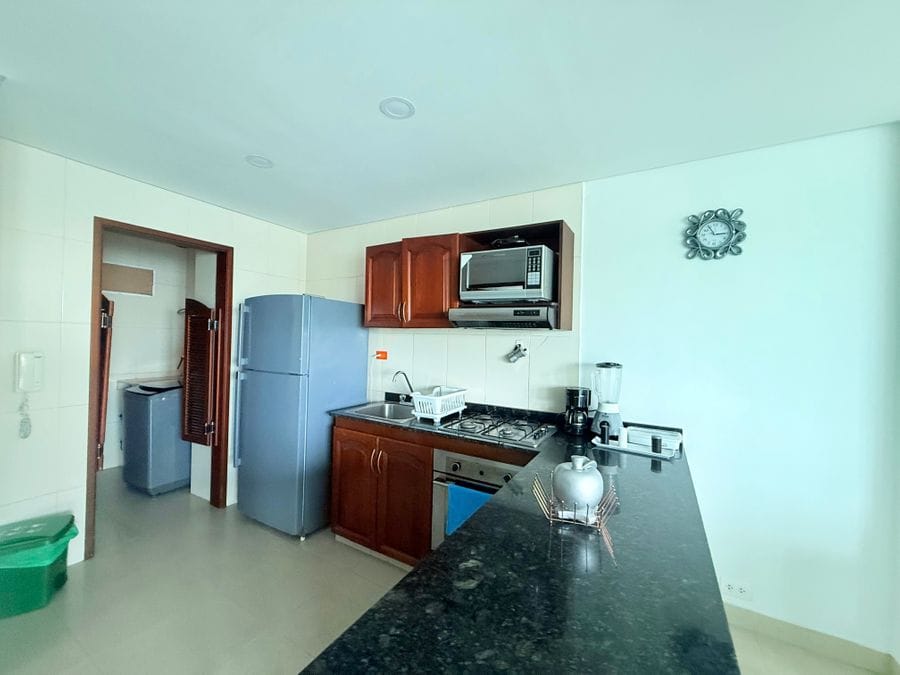 Otra vista de la cocina sel Apartamento Una Alcoba Laguito Edificio Torres del Lago unidad 404a. Obsérvese el mesón tipo americano de apoyo