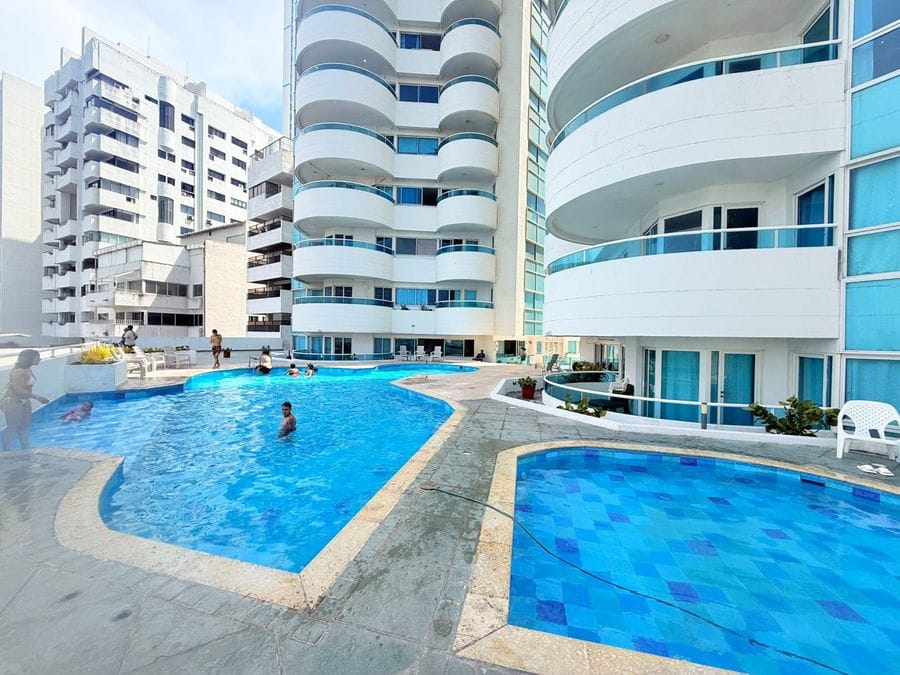 Hermosa piscina del Edificio Torres del Lago con vista Maravillosa al Laguito
