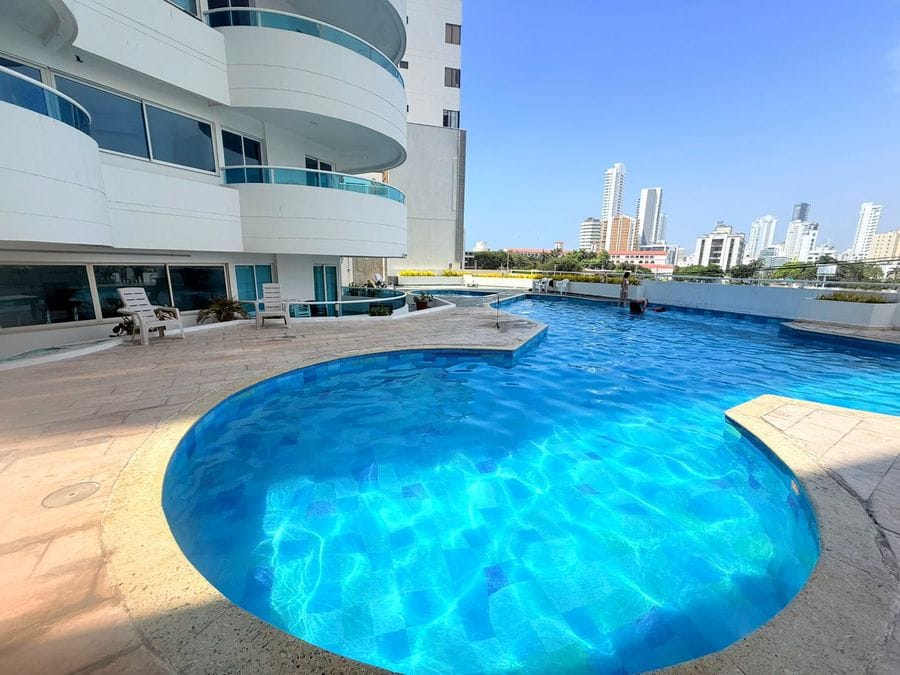 Espectacular piscina del edificio Torres del Lago. Adultos y niños