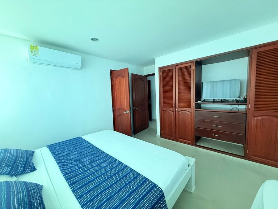 Vista de la Alcoba Principal con closet en madera
