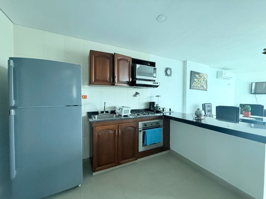 Cocina compelta con nevera y estuda mas elementos Apartamento Una Alcoba Laguito Edificio Torres del Lago unidad 404a