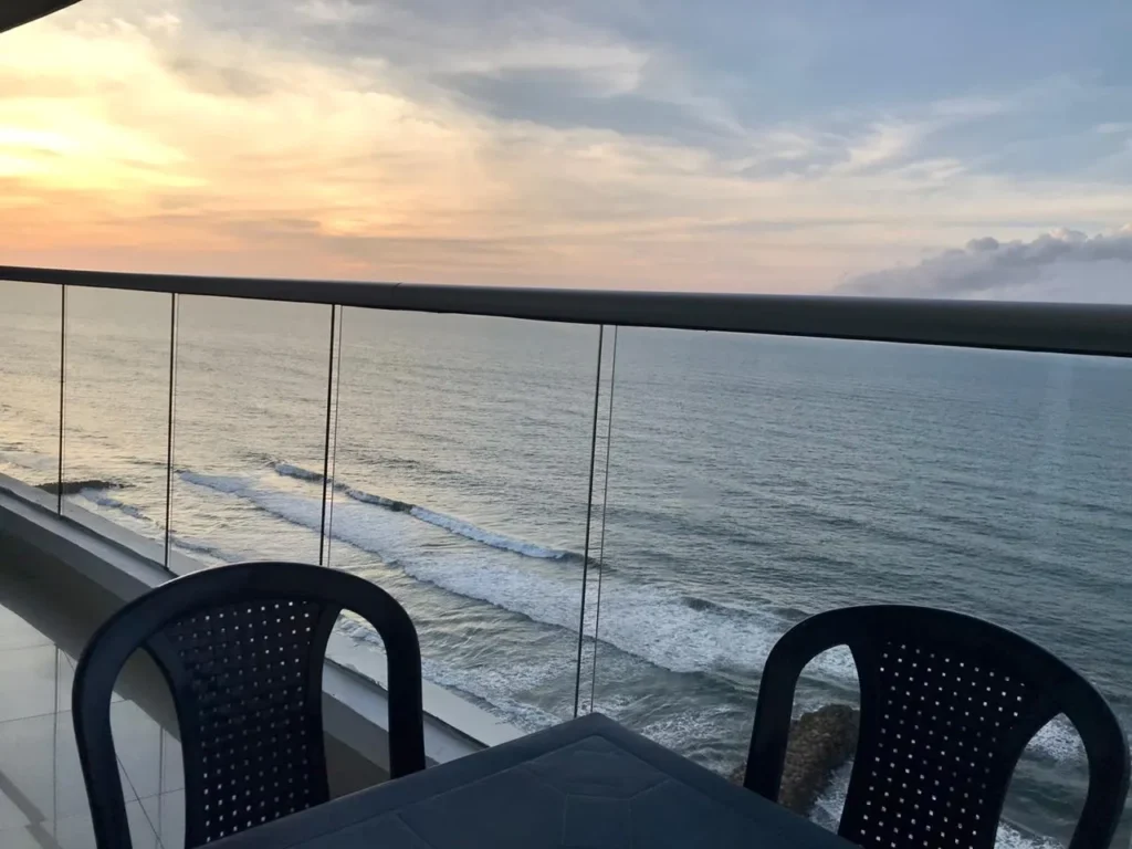 Apartamento Amoblado 1802 Edificio Palmetto Eliptic - Balcón con cita al mar